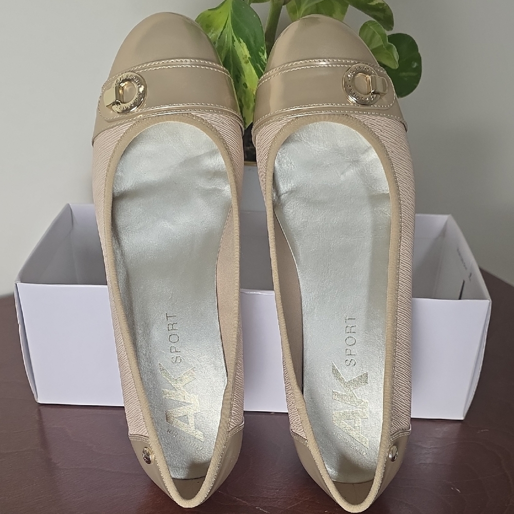 Anne Klein Women's Beige and Cream Flats